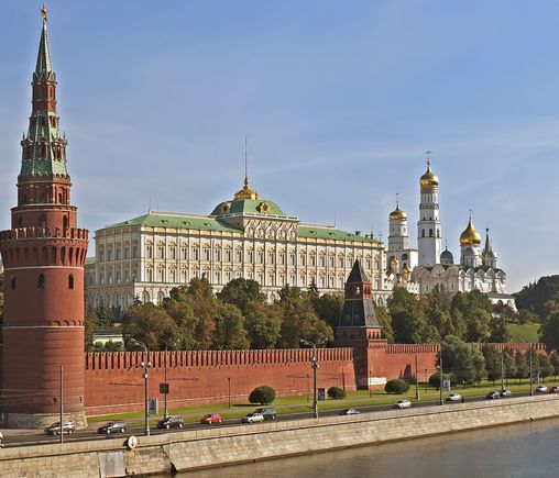 Завершен монтаж системы автоматического полива на территории Московского Кремля